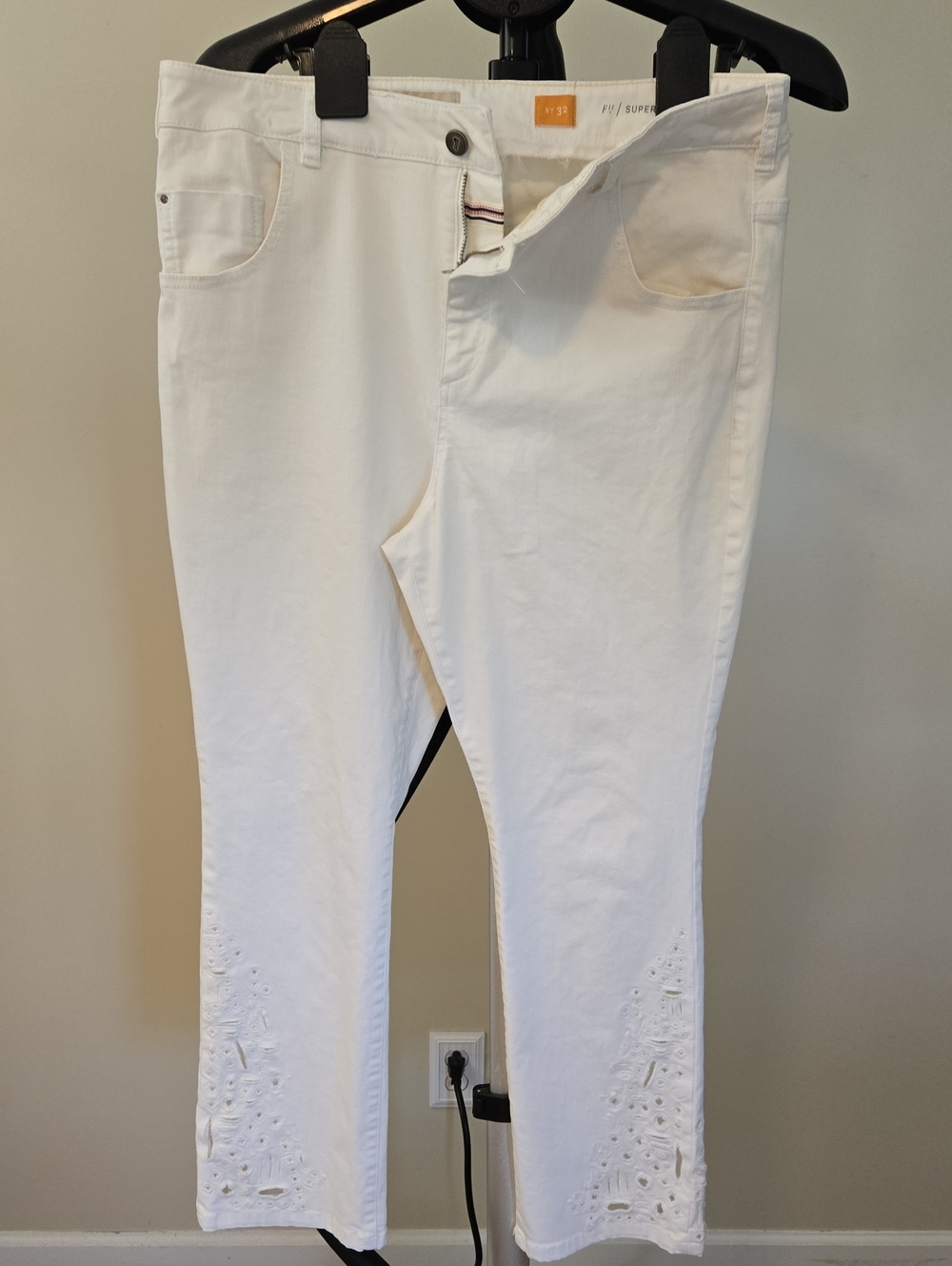 Pilcro White Women's Embroidered Jeans